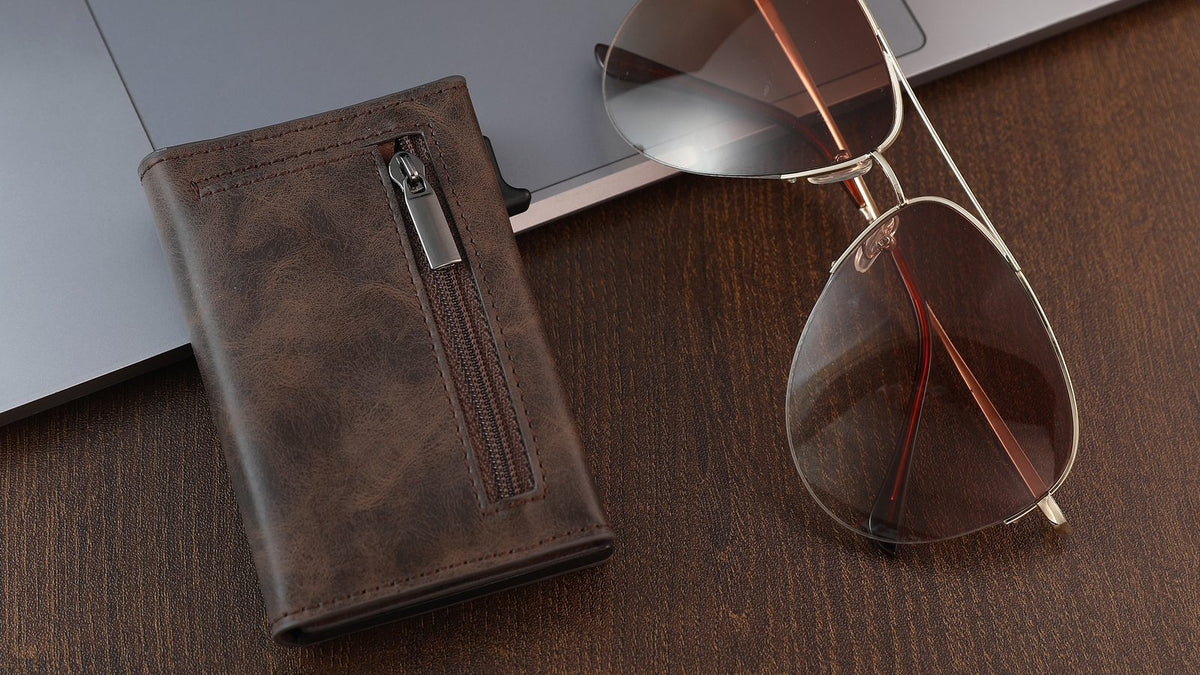 Carbon, Aluminium or Leather: Which Wallet Material Is Best? - DARAKO
